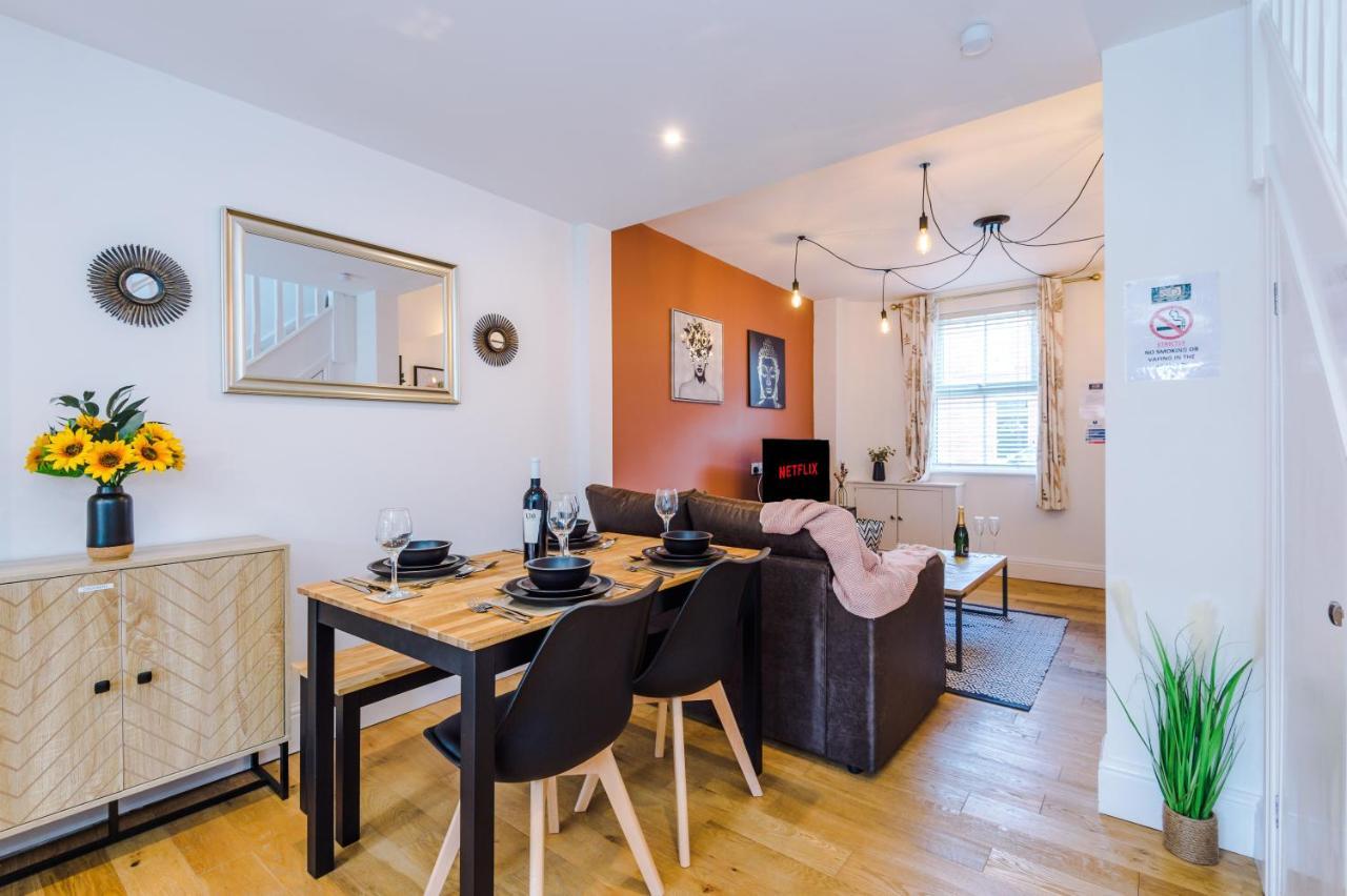 Pristine 2-Bed House In Chester By 53 Degrees Property, Ideal For Families & Small Groups, Great Location - Sleeps 6 Hough Green Exterior foto