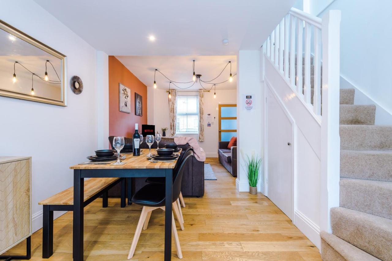 Pristine 2-Bed House In Chester By 53 Degrees Property, Ideal For Families & Small Groups, Great Location - Sleeps 6 Hough Green Exterior foto